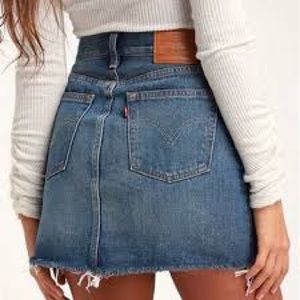 Levi’s frayed jean mini skirt size 26